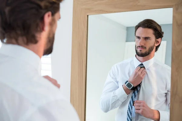 Man getting dressed — Stock Photo, Image