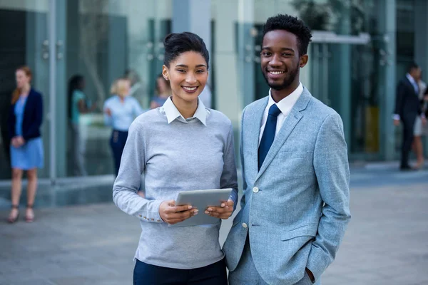 Affärsmannen och kollega håller digital tablett — Stockfoto