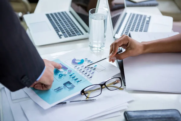 Geschäftsleute diskutieren Dokument im Amt — Stockfoto