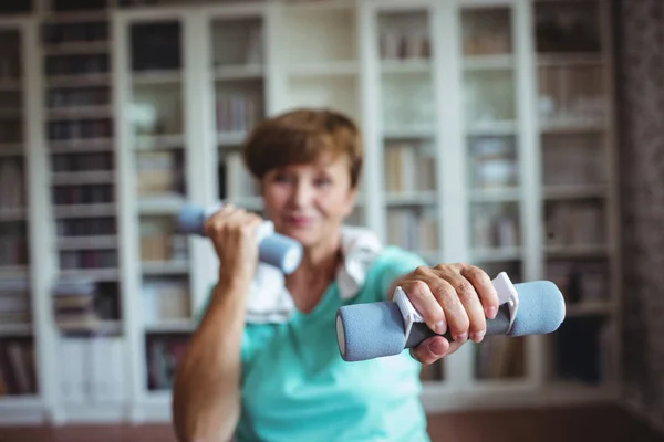 Mujer mayor haciendo ejercicio con pesas —  Fotos de Stock