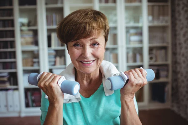 Mujer mayor haciendo ejercicio con pesas —  Fotos de Stock