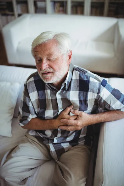 Hombre mayor sufriendo de dolor en el pecho — Foto de Stock