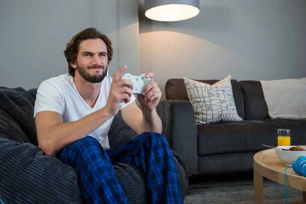 Человек, играющий в видеоигры в гостиной — стоковое фото