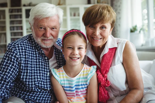 グランドの家で娘と祖父母 — ストック写真