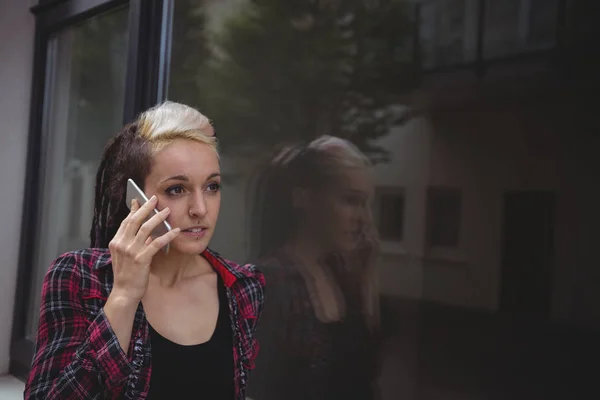 Mulher falando no telefone móvel — Fotografia de Stock