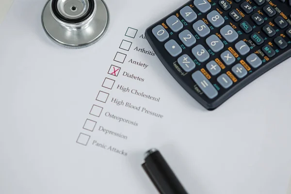 Health evaluation form with diabetes check — Stock Photo, Image