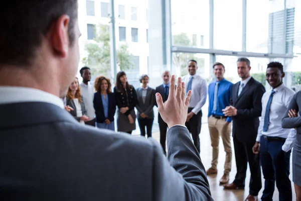 Empresario interactuando con colegas —  Fotos de Stock