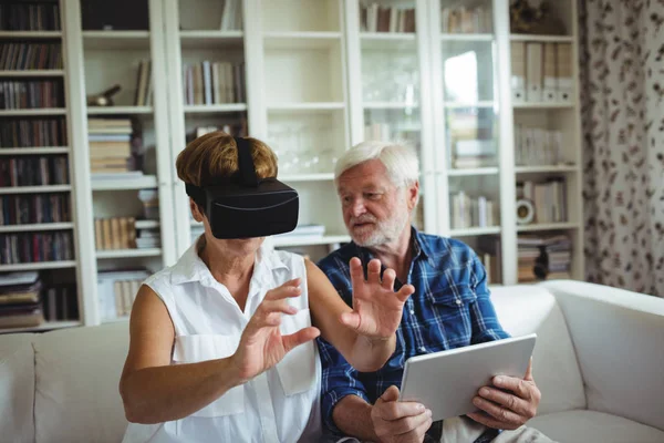 Senior couple using virtual reality headset — Stock Photo, Image