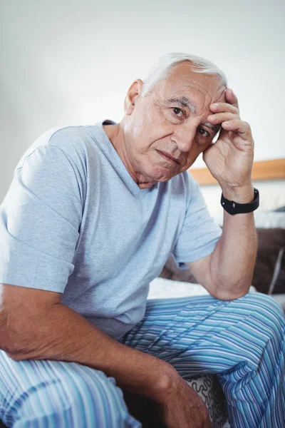 Frustrierter Senior sitzt auf Bett — Stockfoto
