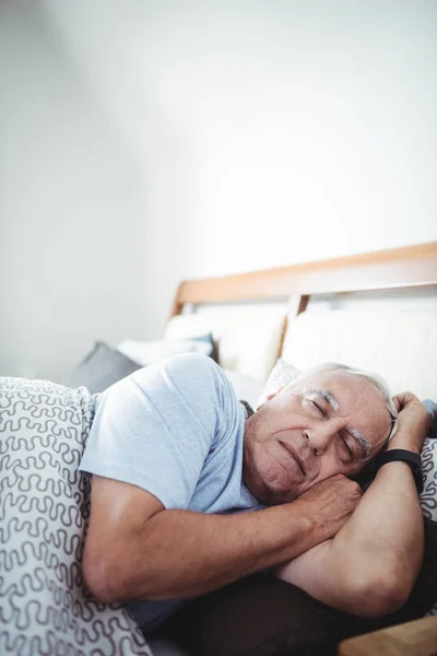 Homme âgé dormant sur le lit — Photo