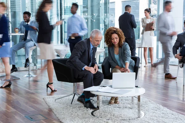 Businesspeople discussing over laptop — Stock Photo, Image