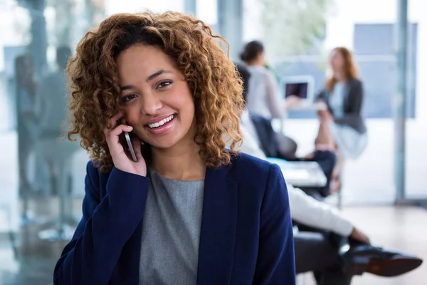 Mujer de negocios sonriente hablando por teléfono —  Fotos de Stock