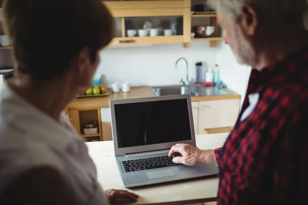 Coppia anziana utilizzando il computer portatile — Foto Stock