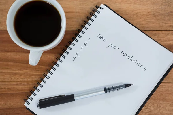 Tazza di caffè con diario e penna — Foto Stock