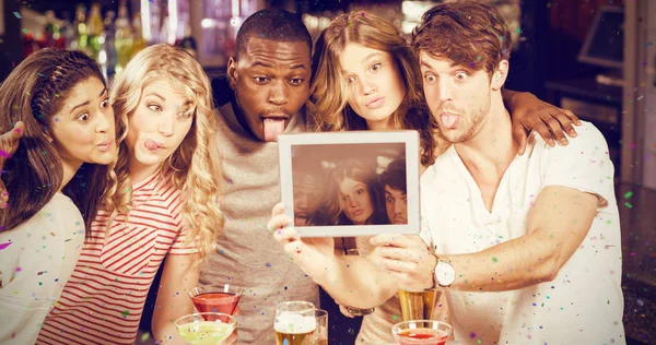 Friends taking selfie with tablet — Stock Photo, Image