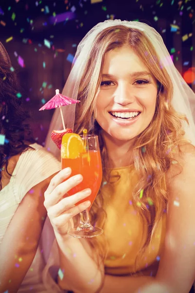 Mooi meisje met cocktail — Stockfoto