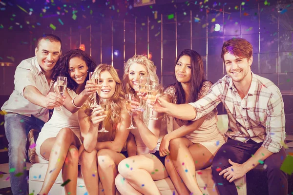 Amigos brindar com champanhe — Fotografia de Stock