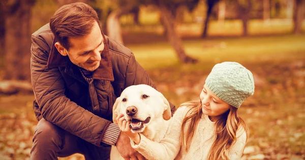 Junge Familie mit Hund — Stockfoto