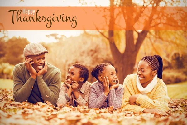 Happy thanksgiving z uśmiechający się rodziny — Zdjęcie stockowe
