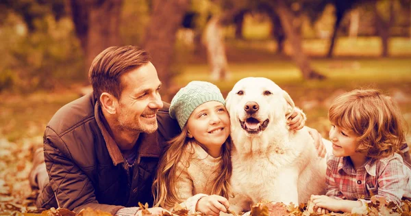 Улыбающаяся молодая семья с собакой — стоковое фото