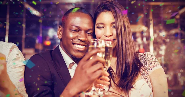Happy vrienden roosteren met champagne — Stockfoto