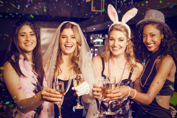 Amigos comemorando festa de despedida de solteira — Fotografia de Stock