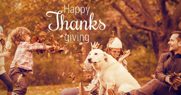 Hálaadás üdvözlő szöveg, a család és a kutya — Stock Fotó