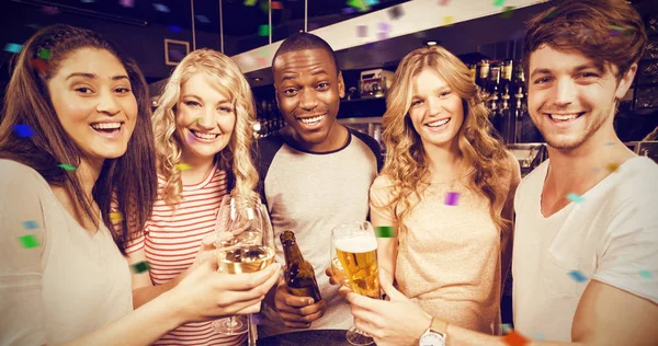 Freunde stoßen mit Bier und Wein an — Stockfoto