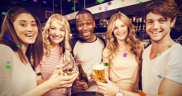 Amigos brindar com cerveja e vinho — Fotografia de Stock