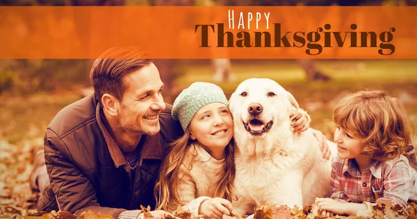 Boldog Hálaadás szöveg és a család kutya — Stock Fotó