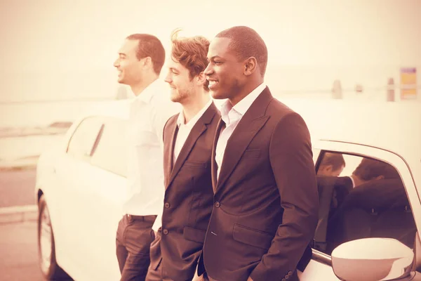 Mannen poseren naast limousine — Stockfoto