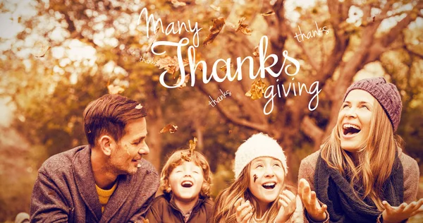 Felice giorno del Ringraziamento con la giovane famiglia — Foto Stock