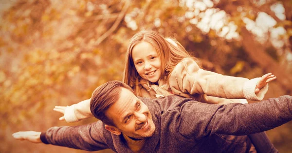 Padre e figlia imitatimg aereo — Foto Stock