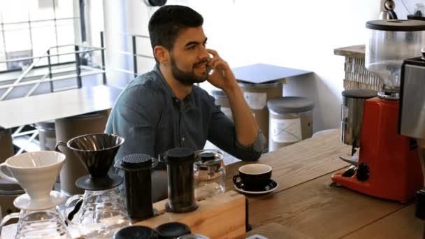 Ejecutiva de negocios masculina en cafetería de oficina — Vídeos de Stock