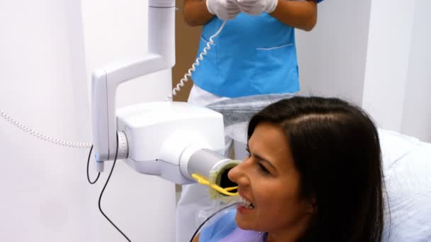 Paciente feminina em tratamento odontológico — Vídeo de Stock