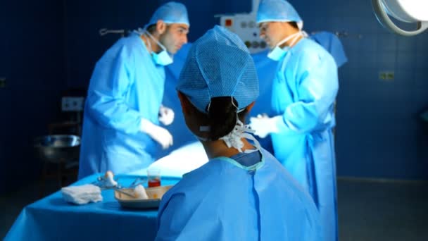 Chirurgo donna in sala operatoria — Video Stock