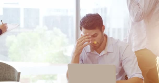 Männliche Führungskräfte mit Laptop — Stockvideo