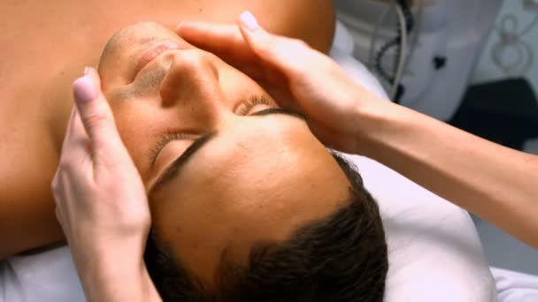Пациент мужского пола получает массаж от врача — стоковое видео