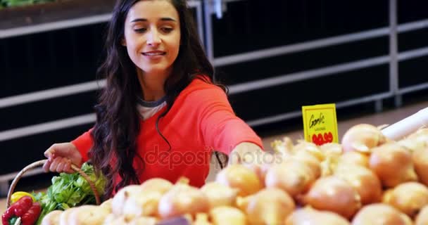 Mujer seleccionando vegetales de la sección orgánica — Vídeo de stock
