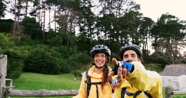 Bicicleta de montaña pareja apuntando a la naturaleza — Vídeo de stock