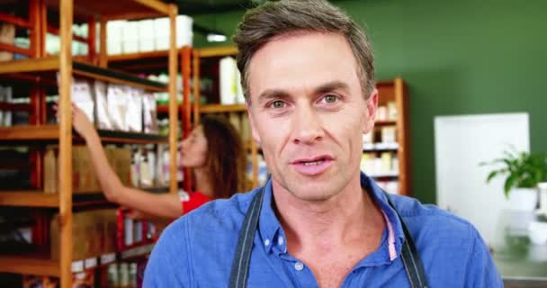 Усміхнений чоловічий персонал в супермаркеті — стокове відео