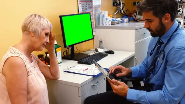 Läkare diskutera med patienten över digitala tablett — Stockvideo