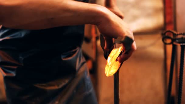 Glassblower shaping molten glass — Stock Video