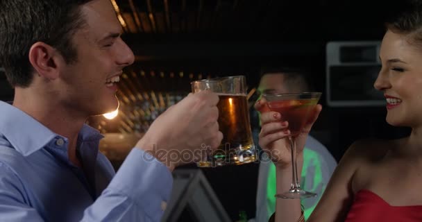 Paar prostet Bier und Cocktail zu — Stockvideo