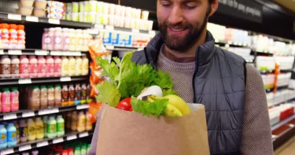 Человек держит фрукты и овощи — стоковое видео