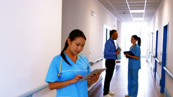 Infirmière tenant une tablette numérique à l'hôpital — Video