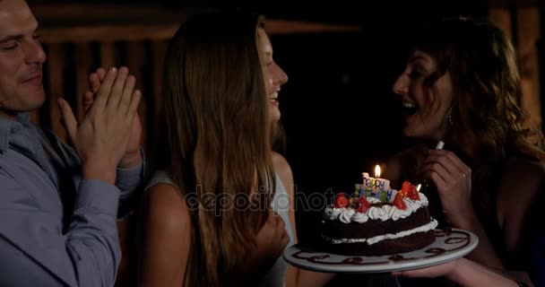 Amigos sonrientes celebrando cumpleaños — Vídeos de Stock