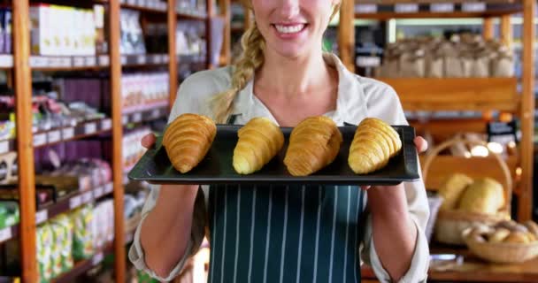 Usmívající se žena zaměstnanci, kteří zastávají croissanty — Stock video