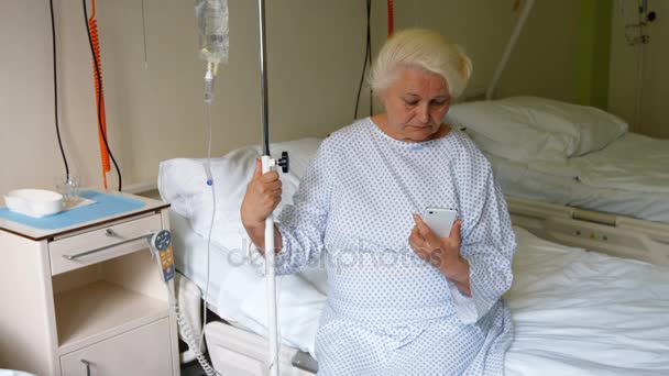 Mujer mayor mirando el teléfono móvil — Vídeos de Stock