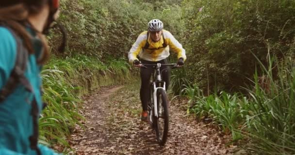 Człowiek jazda rowerem podczas kobieta doping — Wideo stockowe